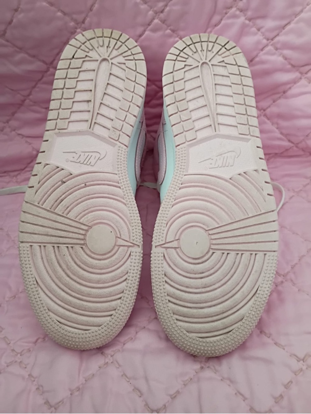 Nike Low Top Sneakers in White & Light Pink size 6y - Picture 3 of 7